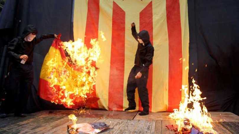 Encaputxats cremen bandera Espanya